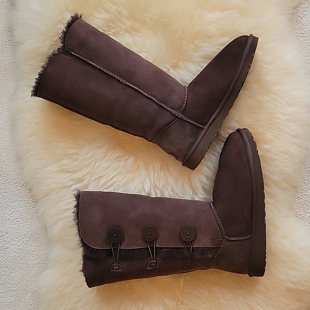 UGG Bailey Button Triplet boot. Women's, ladies size 9. Chocolate brown.